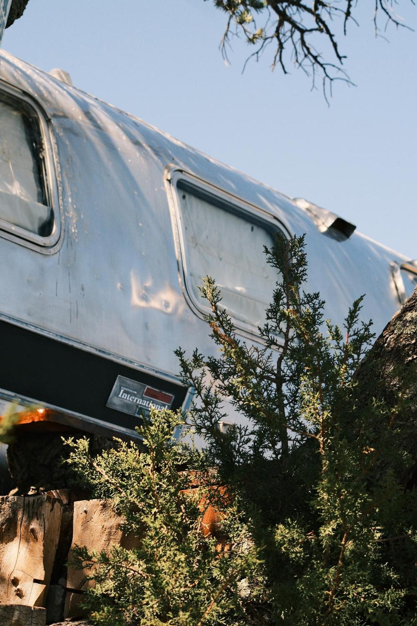 Silver Bullet Airstream, El Mistico Glamping Ranch Nogal Exterior photo